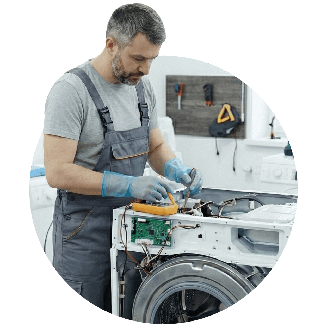 técnico consertando máquina de lavar